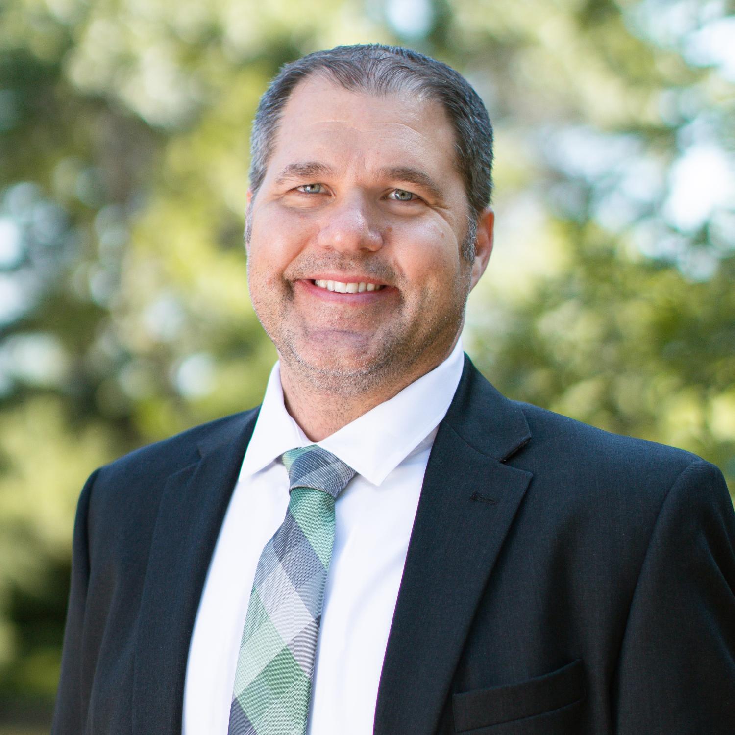 Portrait of Nate Bindel.